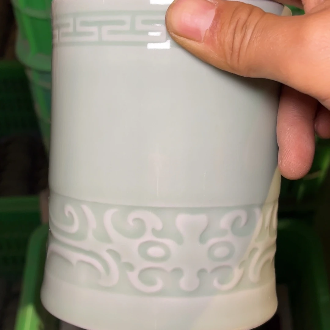 瓷微瑕天青色笔筒一只