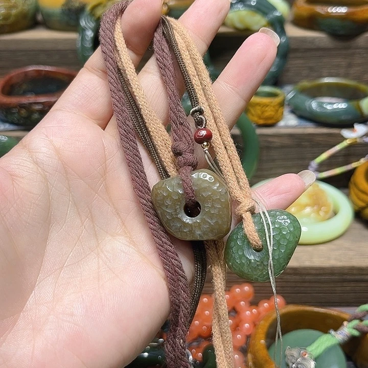 岫岩老玉（透闪石质玉）未镶嵌颈饰得***枣