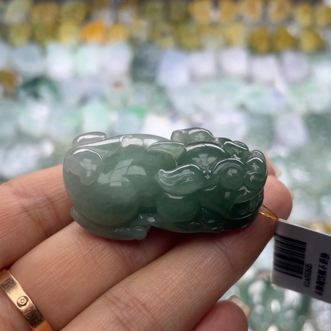 翡翠未镶嵌颈饰貔貅