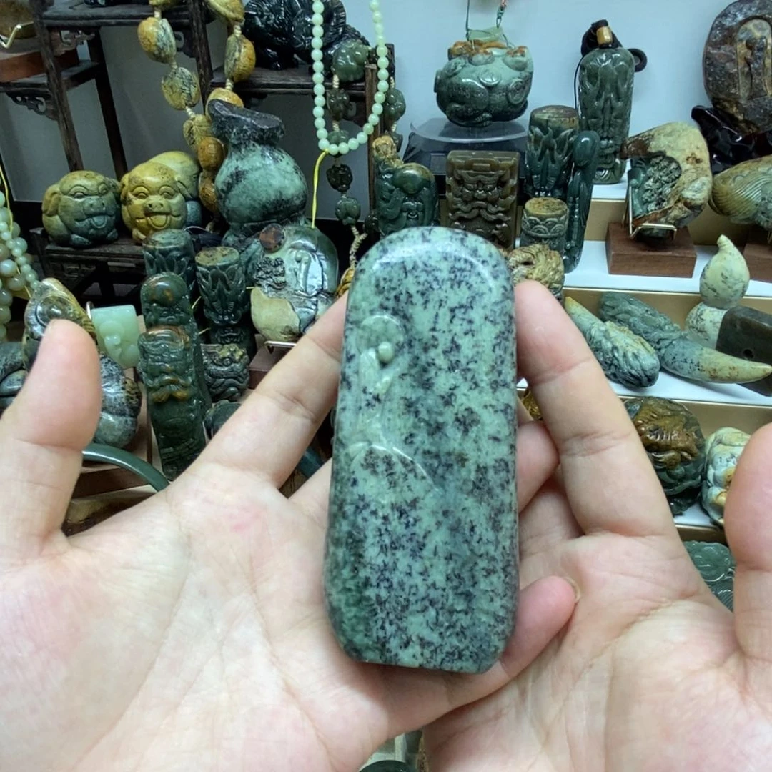 未镶嵌岫岩河磨玉（透闪石质玉）把件