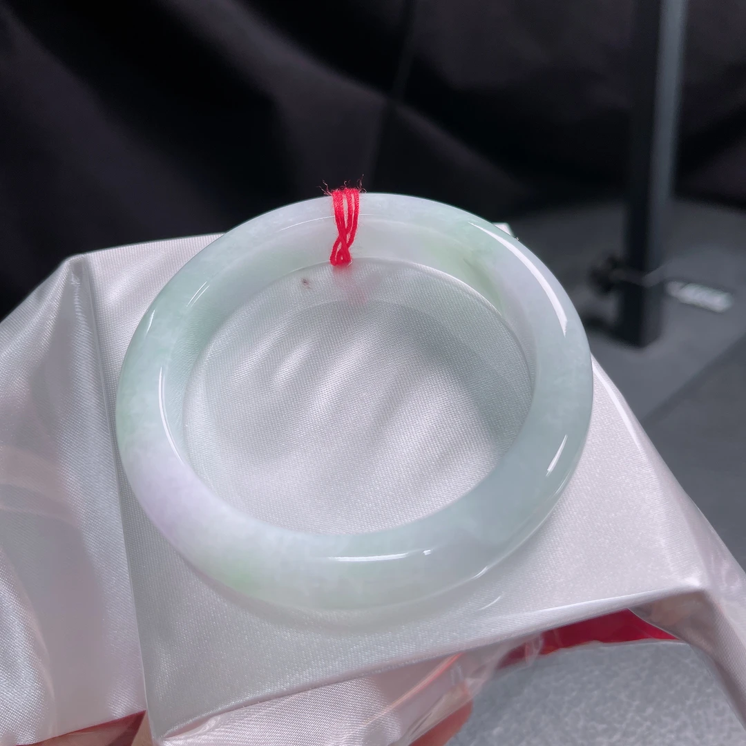 52圈口好种冰润飘绿宽边手镯1880尺寸52.4*10.4*8.2mm有纹无裂