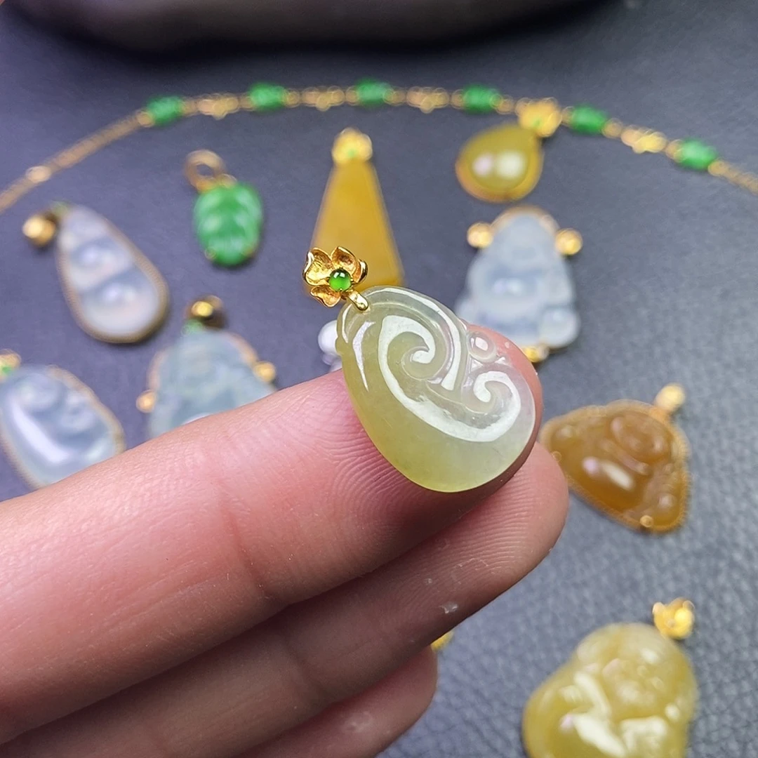 颈饰18K金镶嵌翡翠