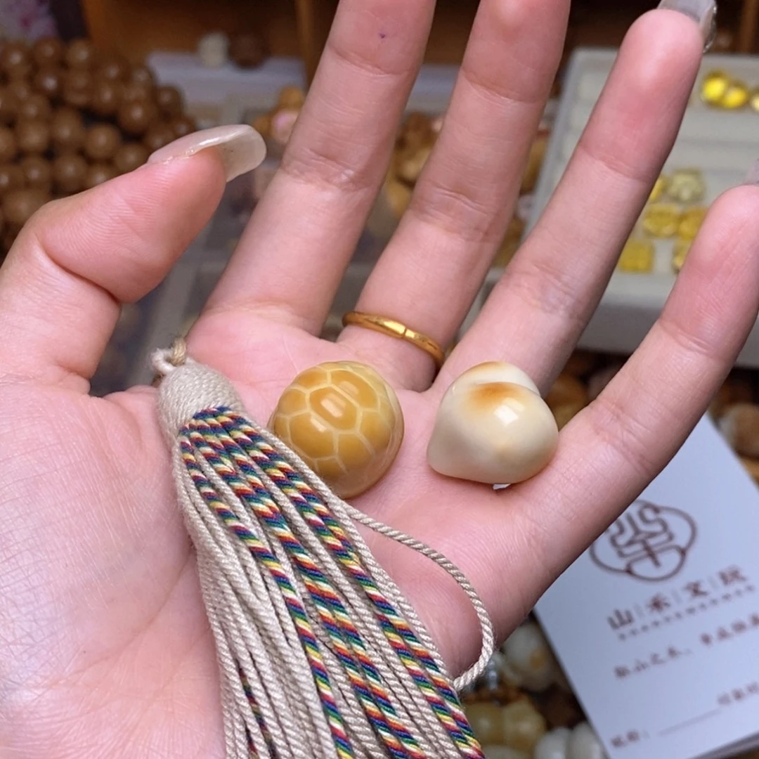 张***咯猴头核桃吊坠爱心富甲白流苏