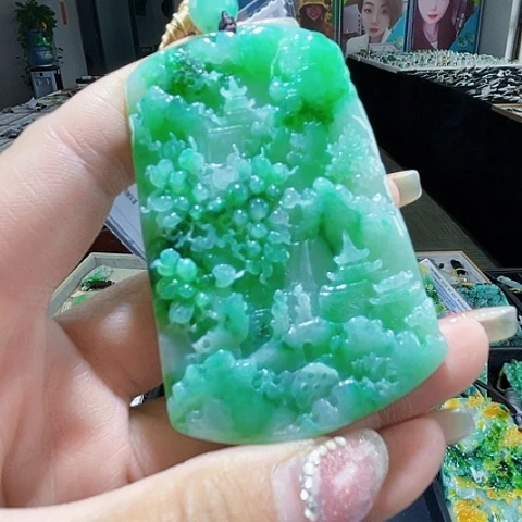 翡翠未镶嵌颈饰一个