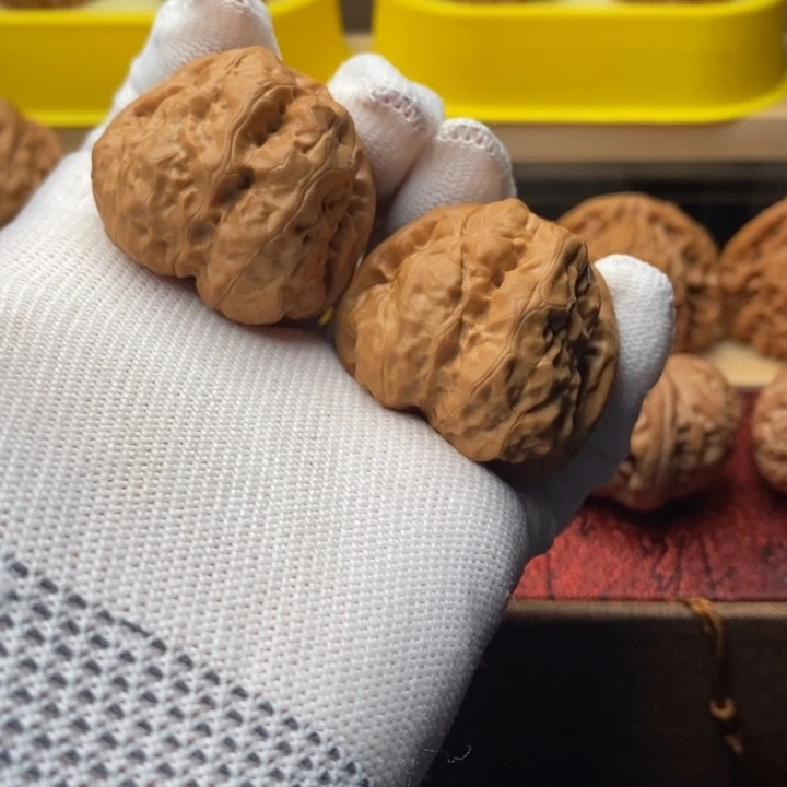 把件文玩核桃蛤蟆头微修精品对开背带掐腰39
