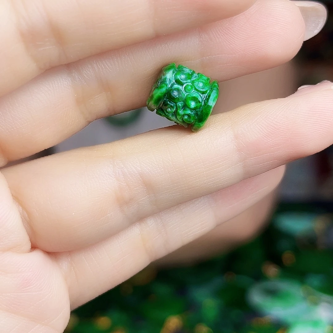 翡翠未镶嵌颈饰多样性