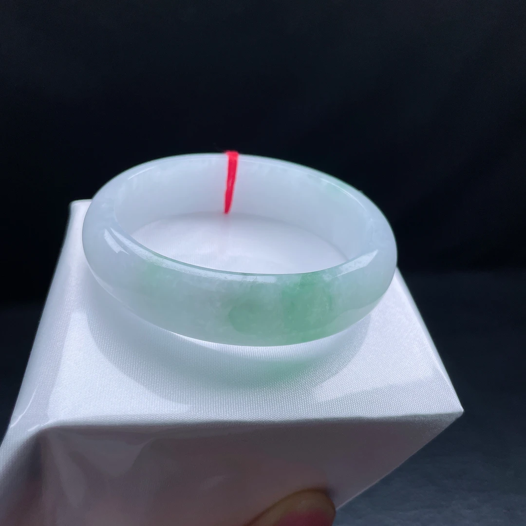 56圈糯化飘绿贵妃手镯 有纹