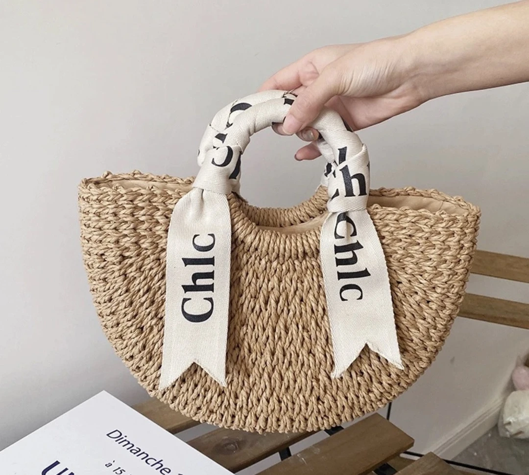 《四季U.NI.》字母丝带手提包半圆手工编织包百搭度假包沙滩草编包