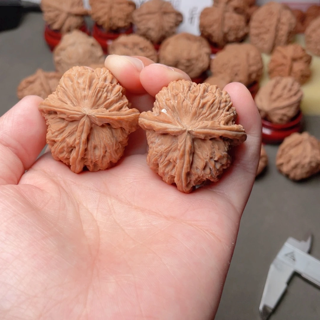 文玩核桃吊坠白狮子全品