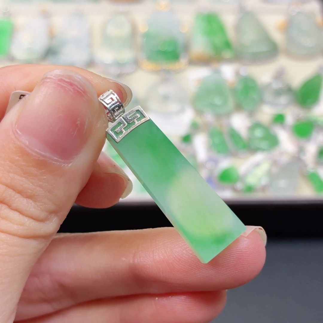 颈饰18K金镶嵌翡翠