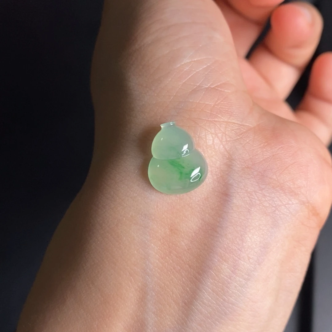 翡翠未镶嵌颈饰葫芦
