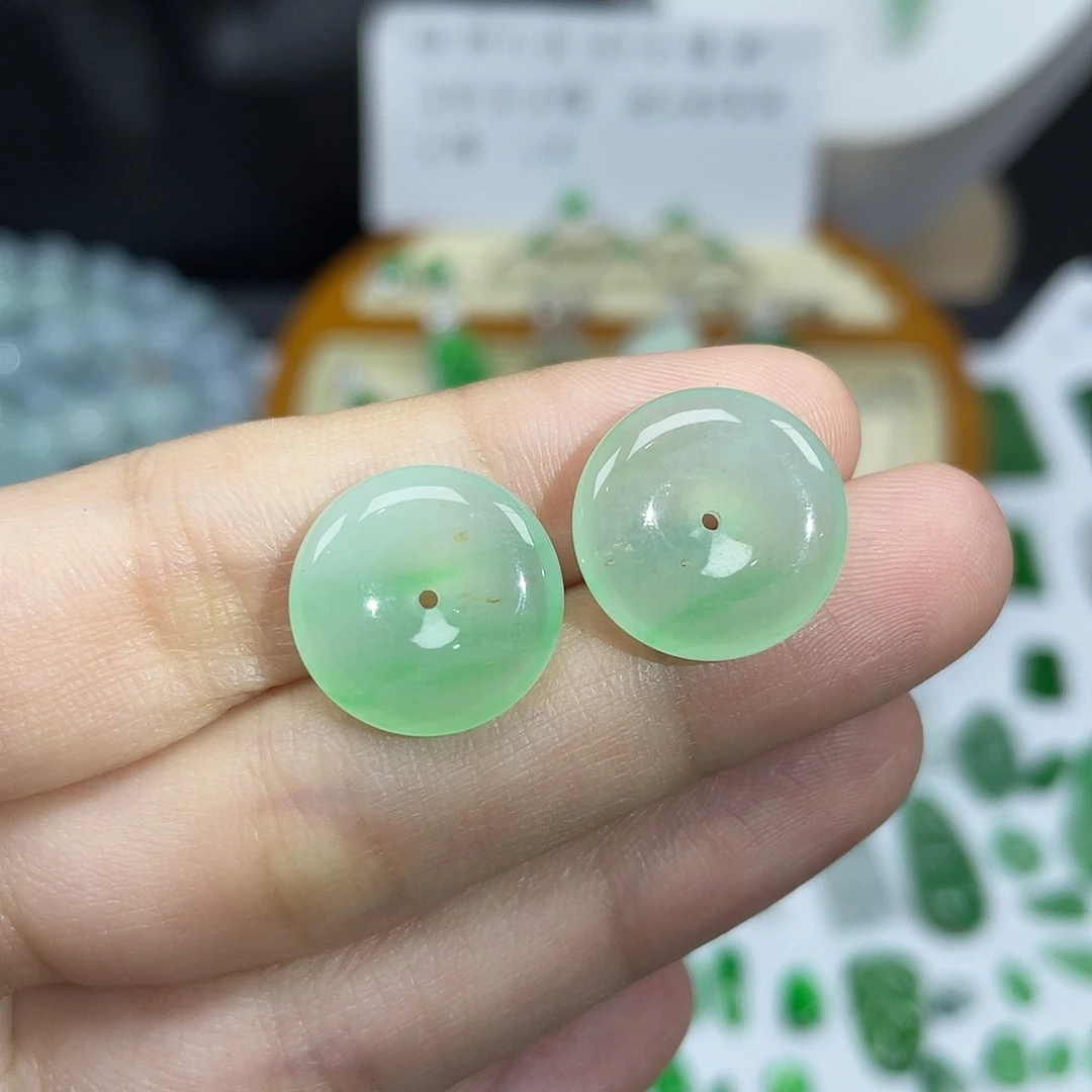 翡翠未镶嵌颈饰平安扣