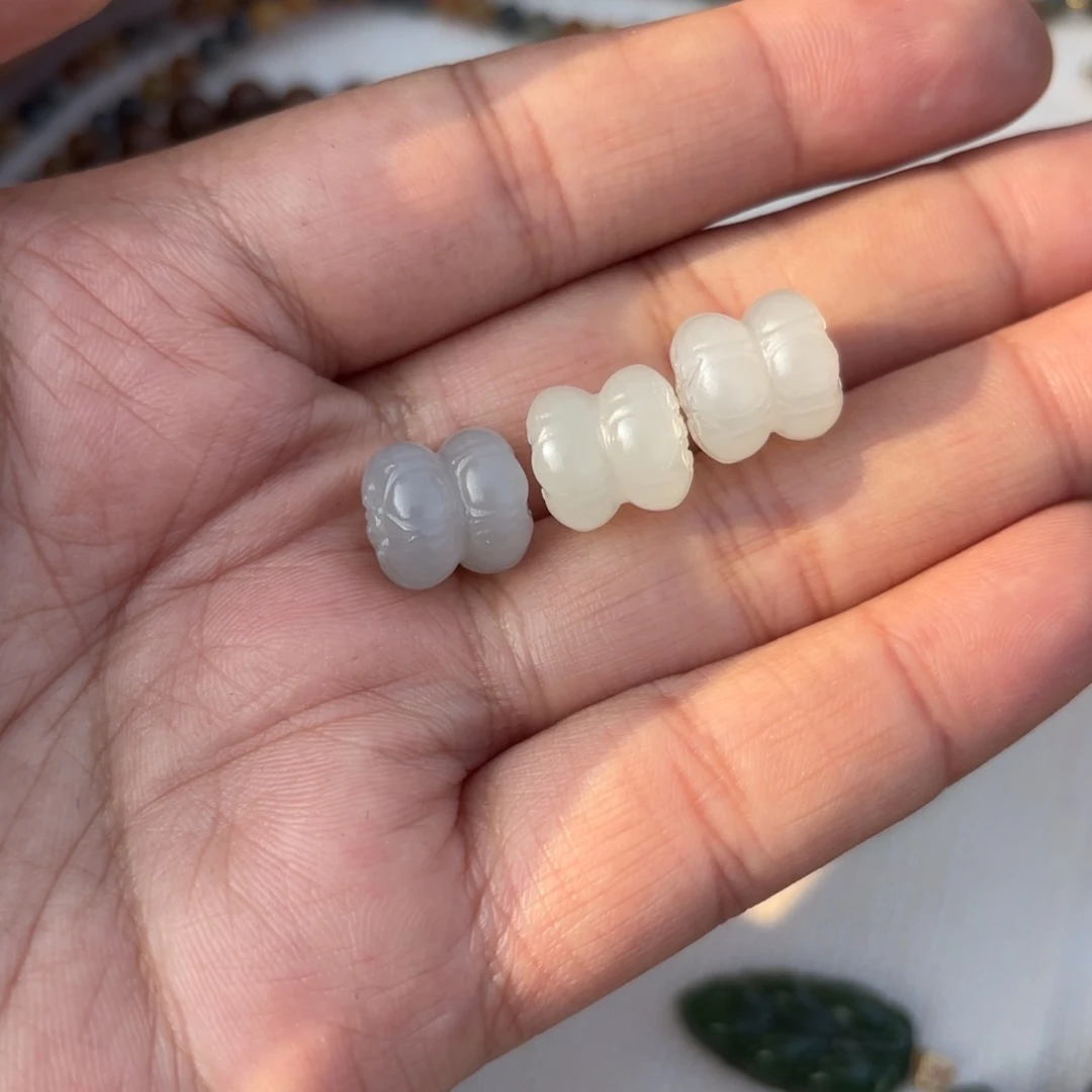 颈饰未镶嵌和田玉烟紫并蒂莲卡11.5。拍一发一