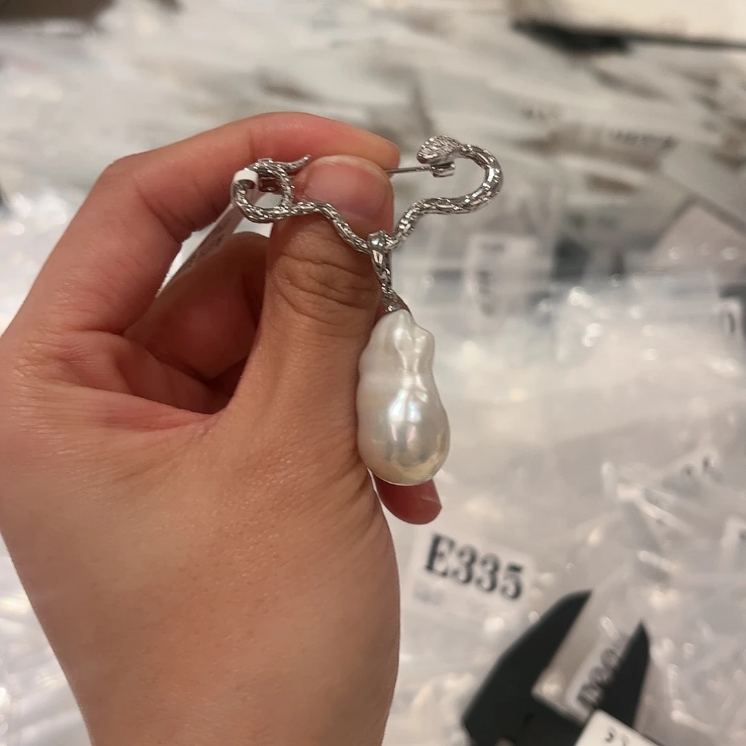 淡水珍珠胸饰合金