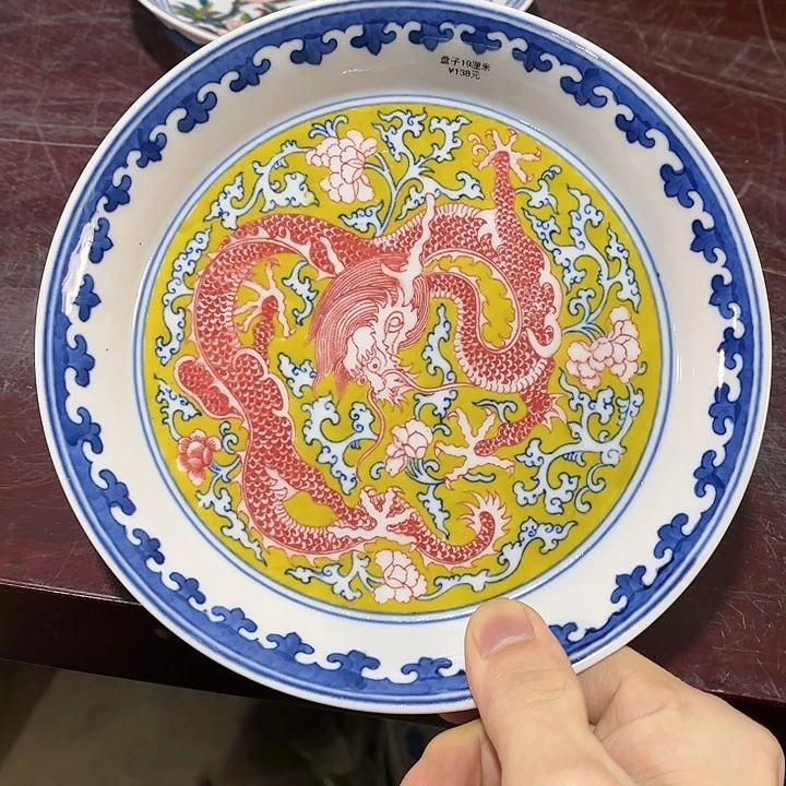 瓷片//////////直径19厘米。红。