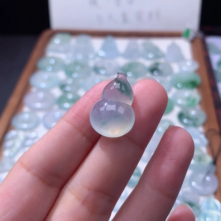 颈饰未镶嵌翡翠冰种飘花葫芦