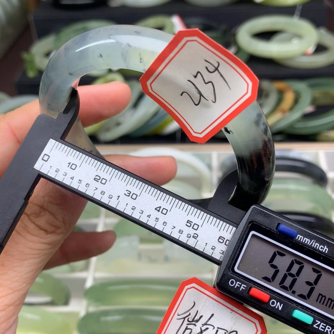 木***儿未镶嵌蛇纹石玉手镯2134