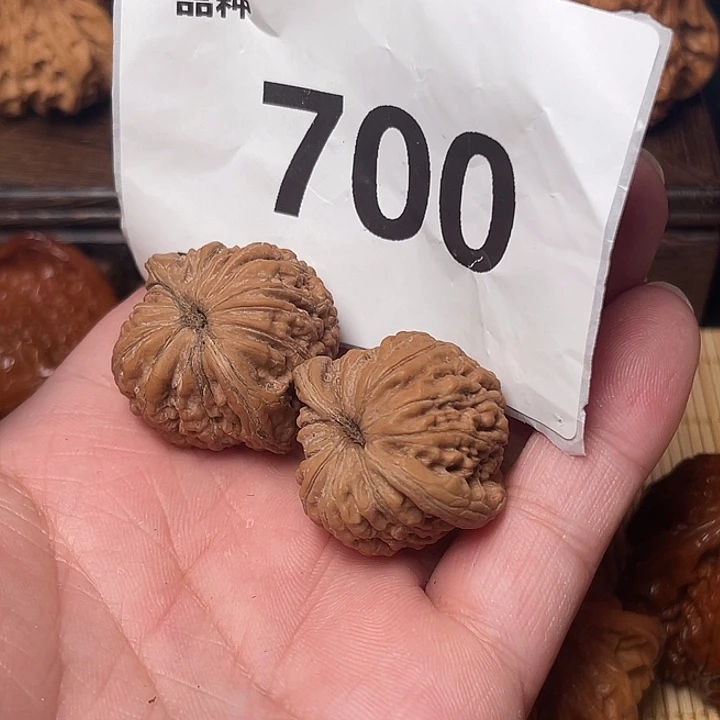 桃核把件小手捻四座楼。边29。 700