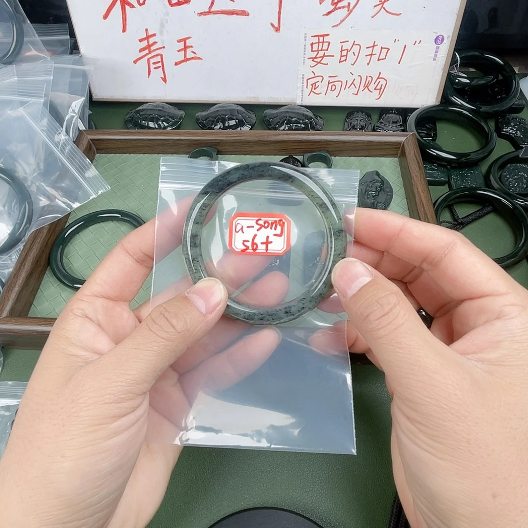 a****和田玉未镶嵌手镯