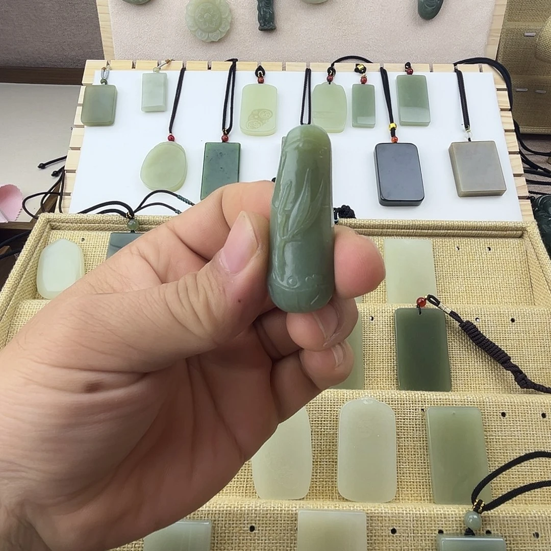 和田玉未镶嵌吊坠(赠链)