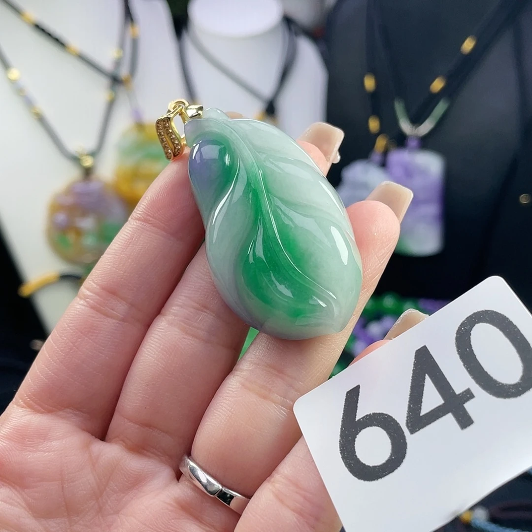 翡翠未镶嵌吊坠(赠链)