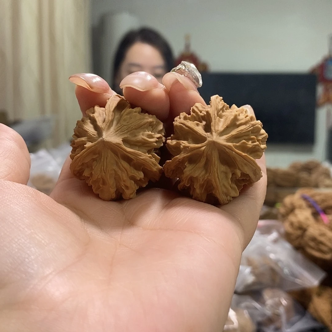 把件文玩核桃岐山三棱有水尖