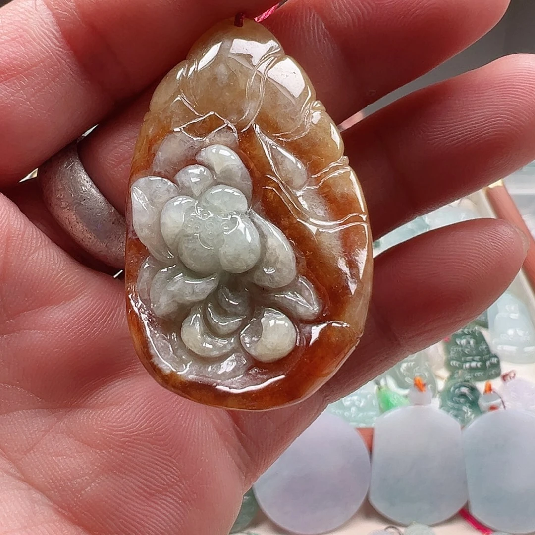 翡翠未镶嵌颈饰荷花