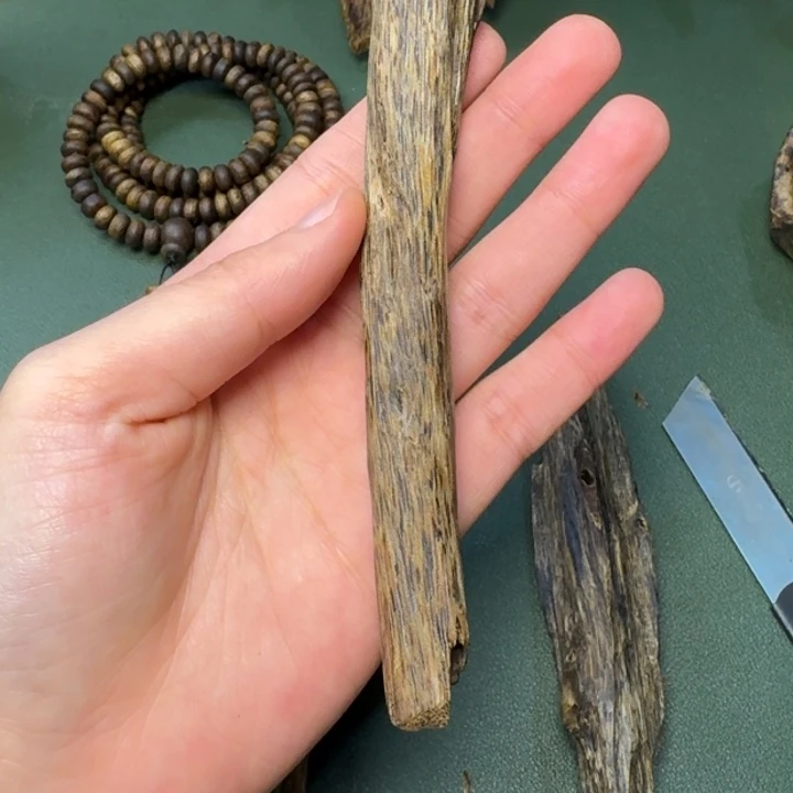 沉香手把件海南乌身圆叶虫漏老料13.8克