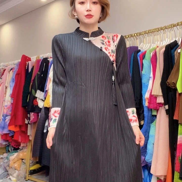 褶皱的大码连衣裙