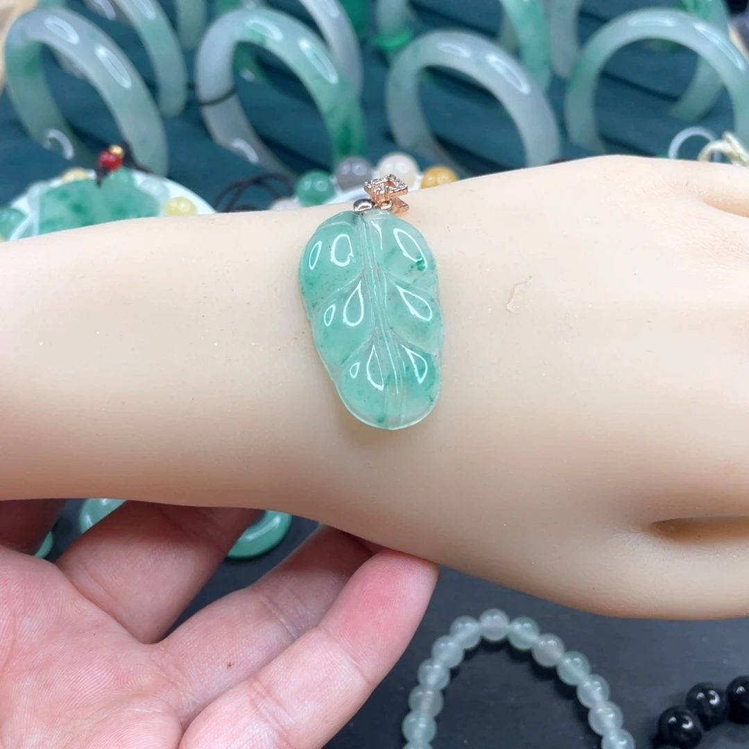 石英质玉未镶嵌颈饰