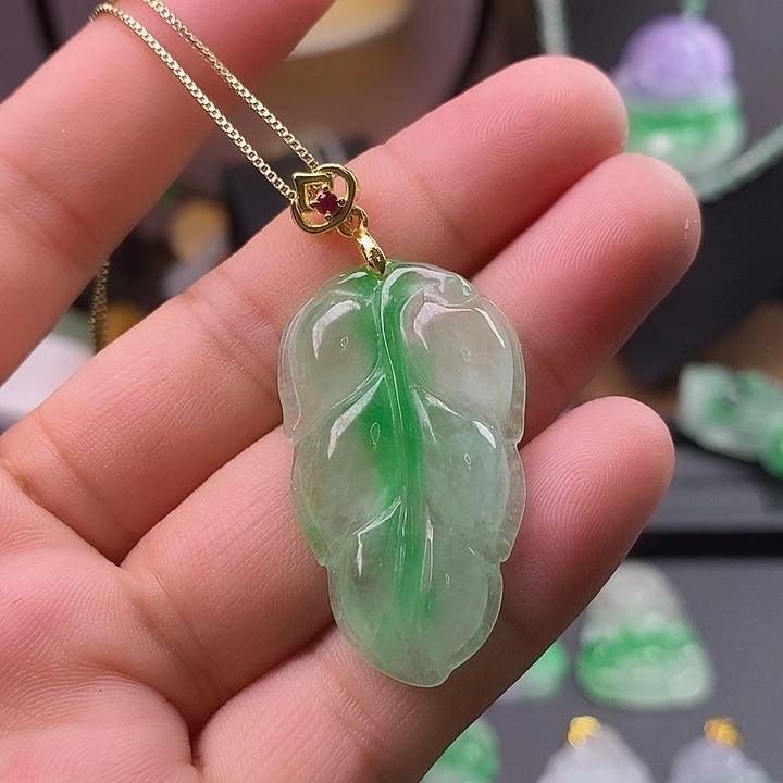 翡翠未镶嵌吊坠(赠链)