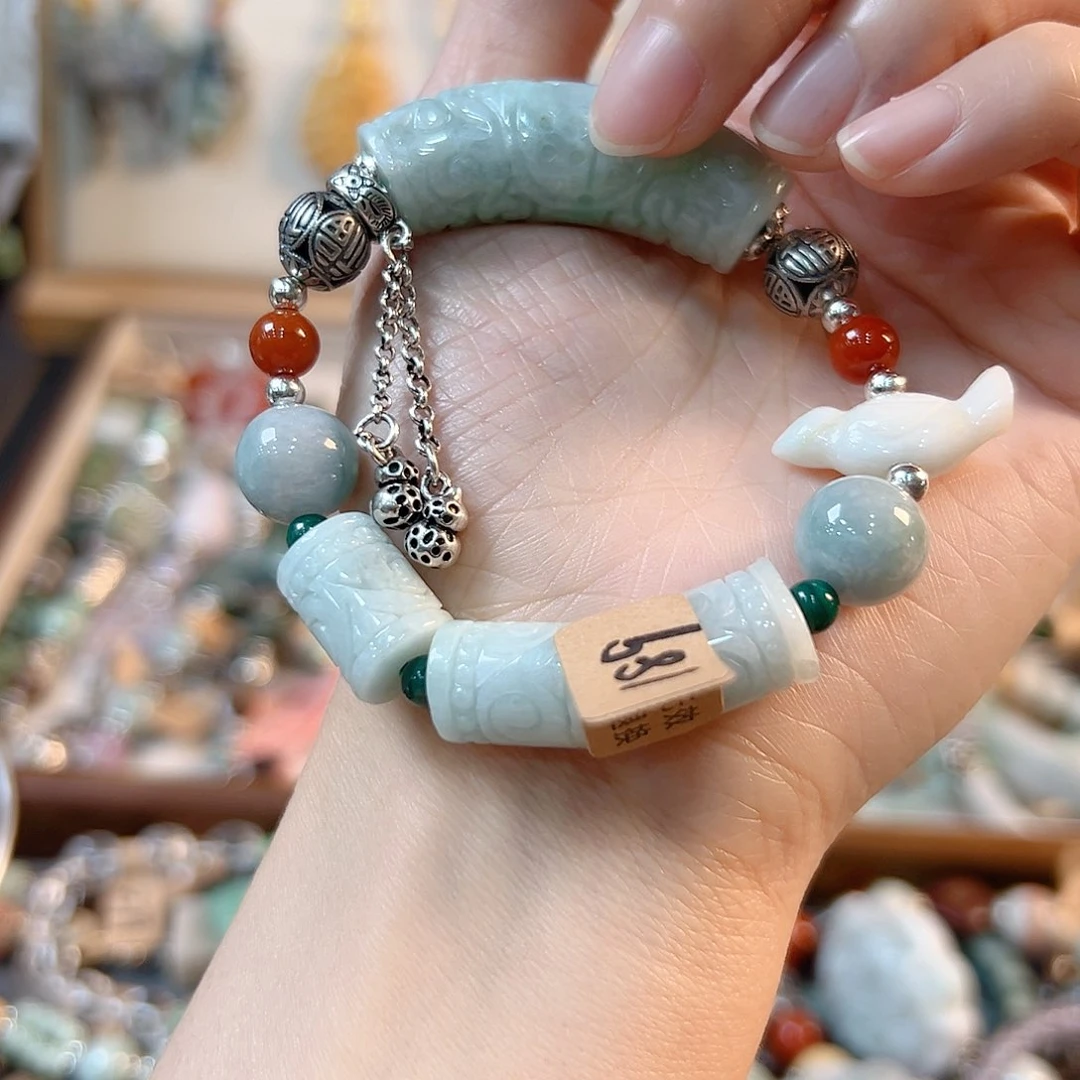 翡翠手链未镶嵌青****?