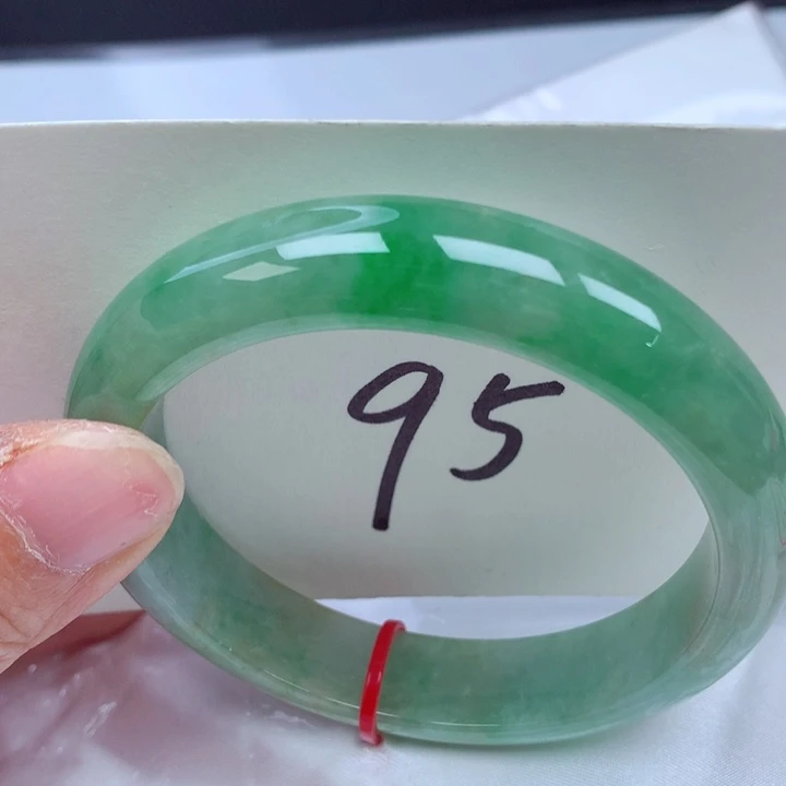 翡翠手镯未镶嵌翡翠