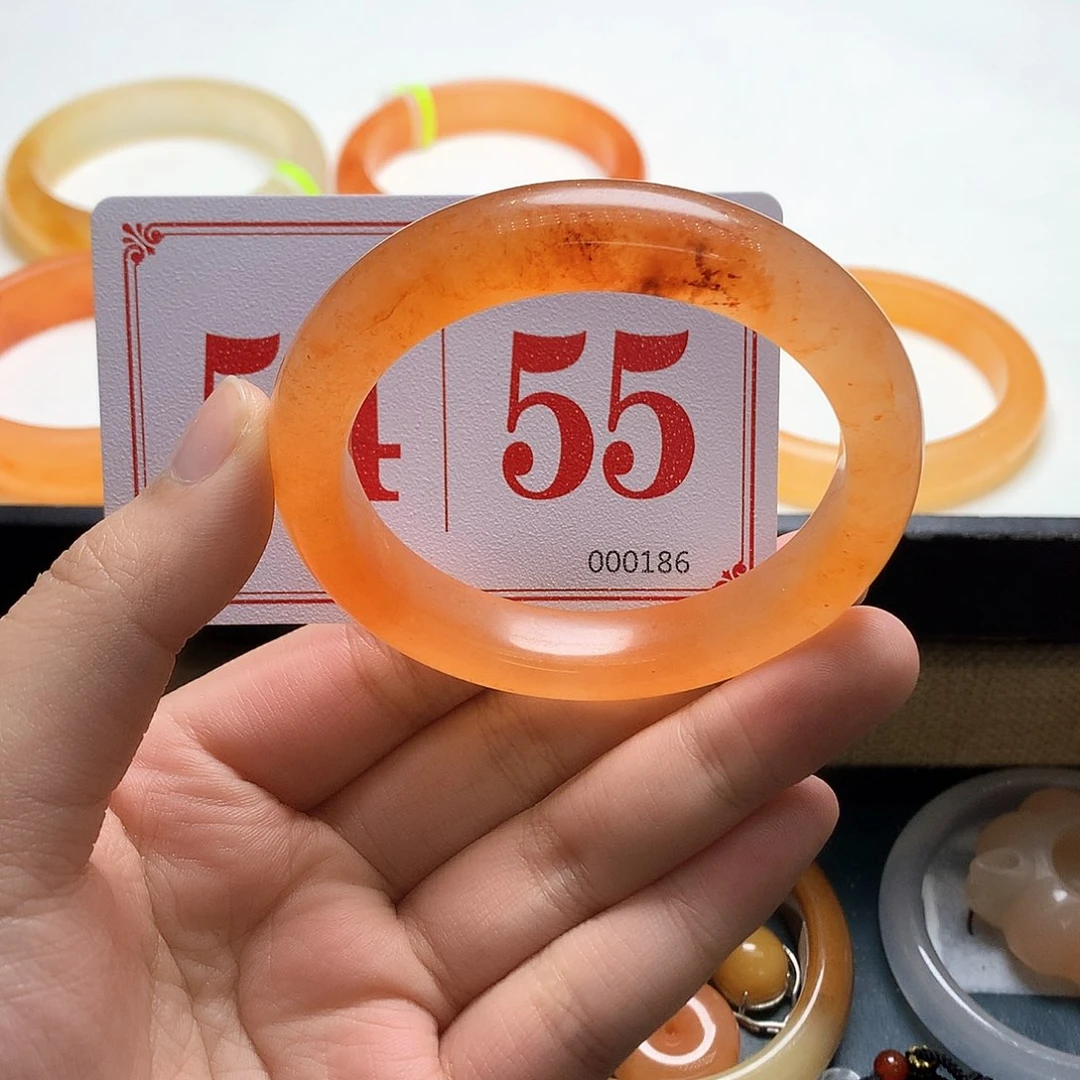 未镶嵌石英质玉（黄龙玉）手镯大*多