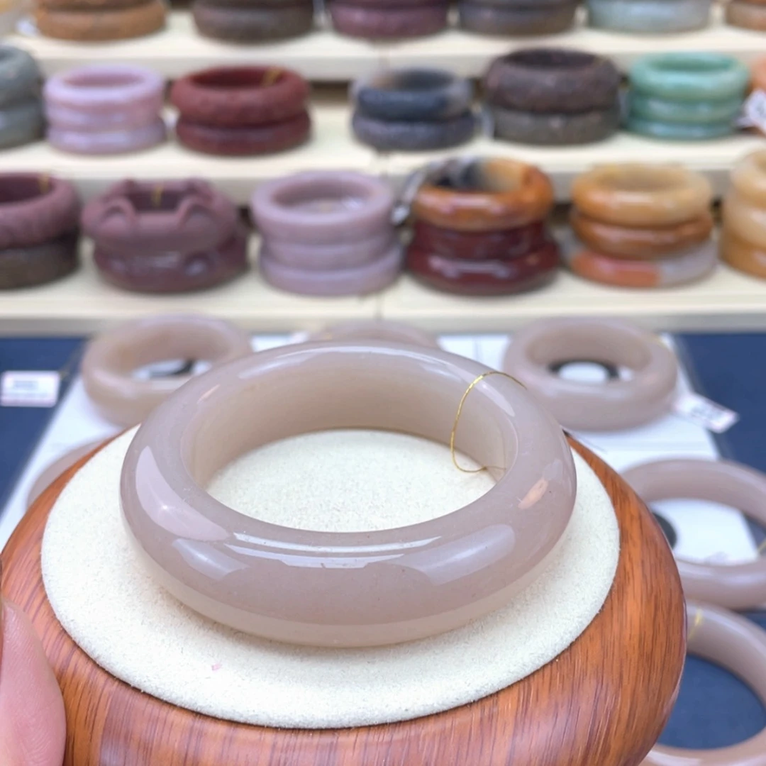 【闪购商品】石英质玉手镯未镶嵌辣**啦