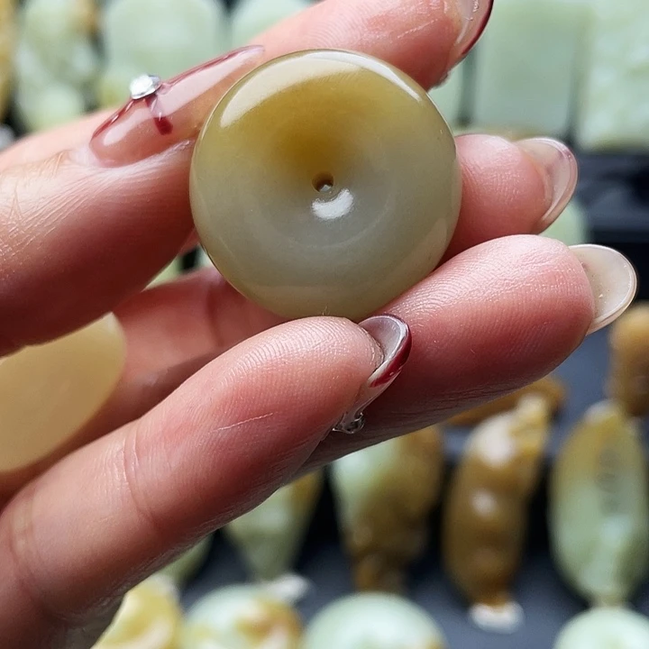 芳***和田玉（糖玉）未镶嵌颈饰