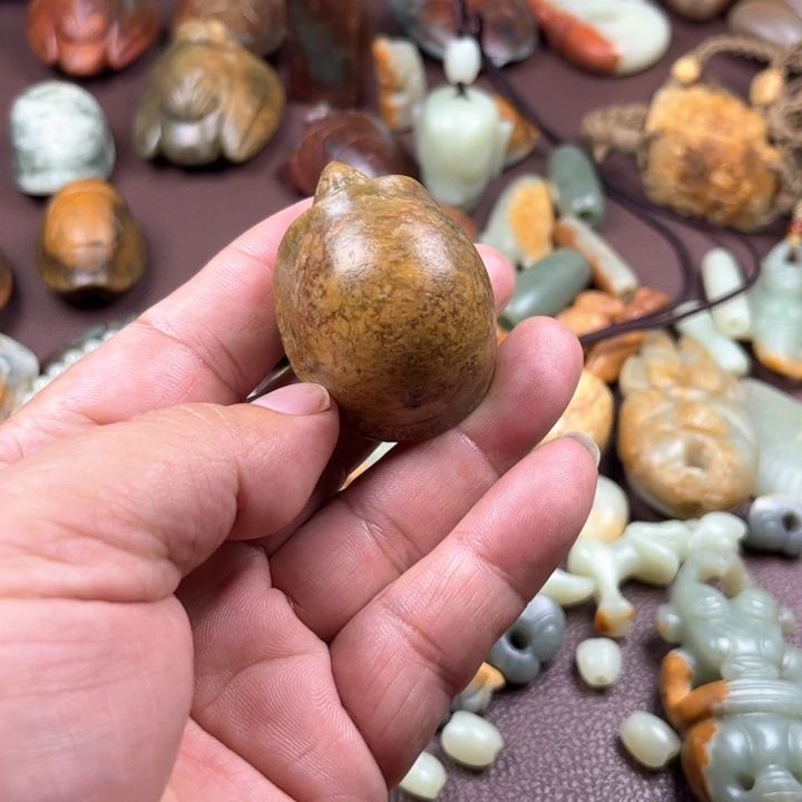 颈饰未镶嵌岫岩河磨玉（透闪石质玉）敷***演