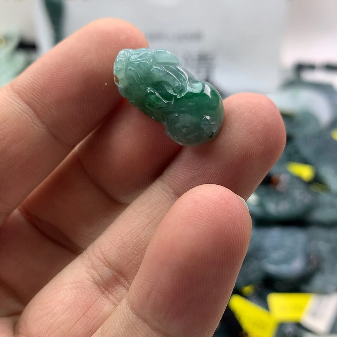 翡翠未镶嵌颈饰貔貅