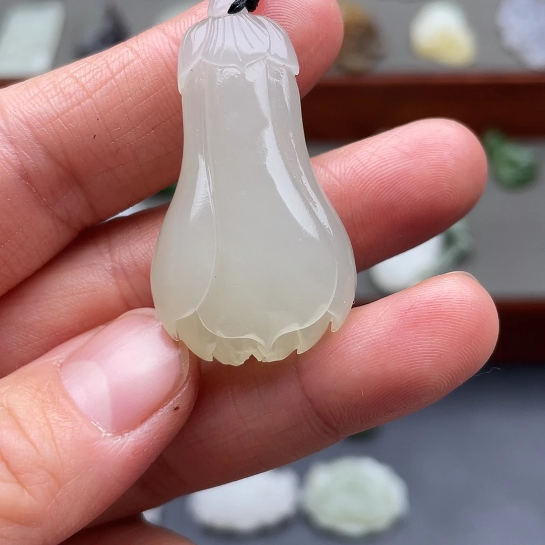 和田玉未镶嵌颈饰玉兰花吊坠