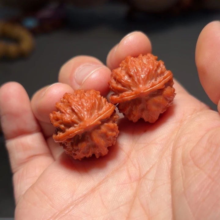 文玩核桃吊坠珊瑚7499