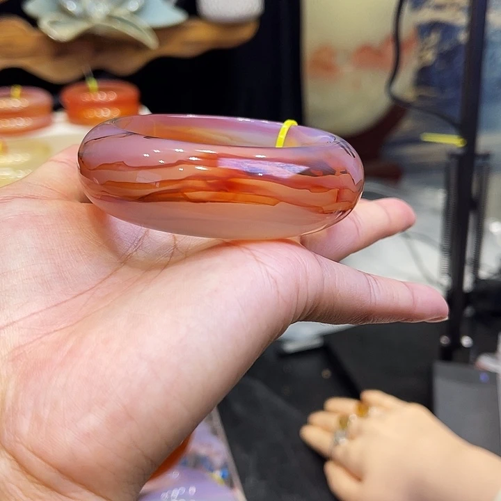 K***K玛瑙/玉髓手镯未镶嵌