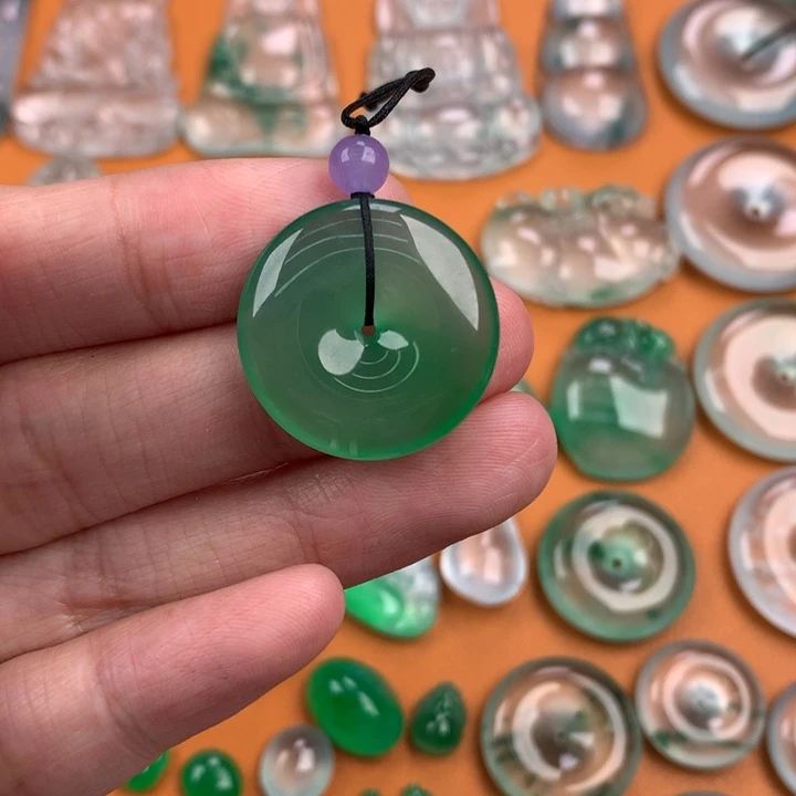 翡翠挂件未镶嵌….