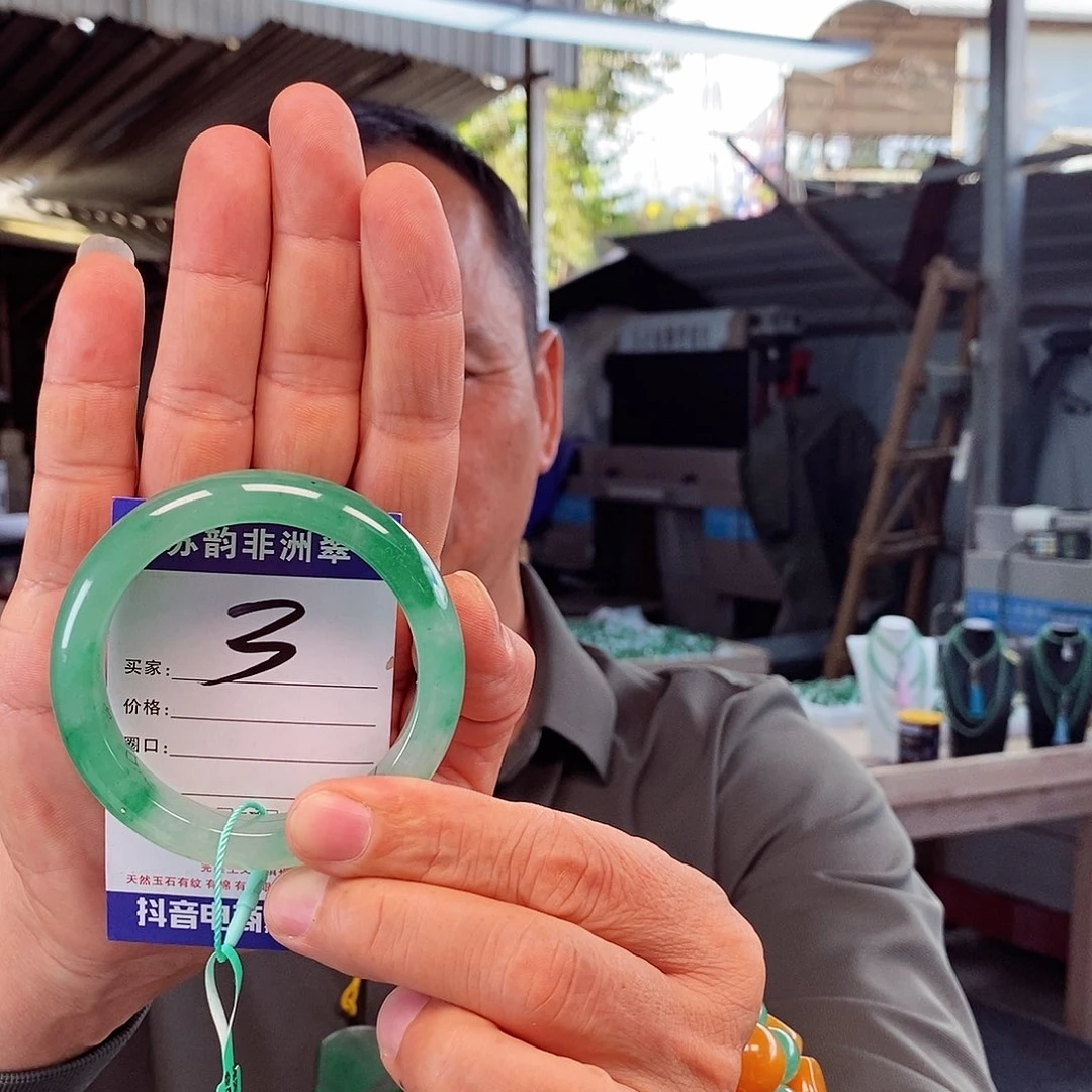 石英质玉（非洲翠）未镶嵌手镯58+