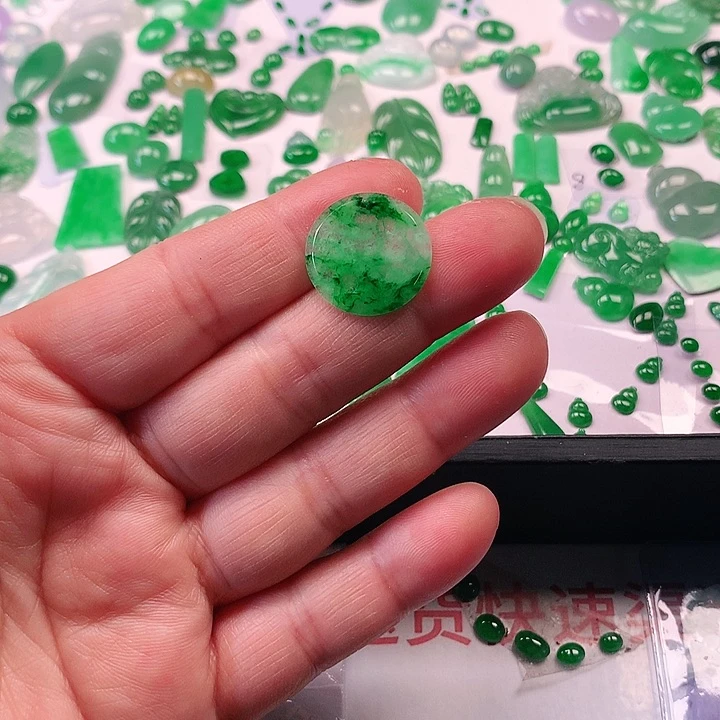 翡翠颈饰未镶嵌翡翠