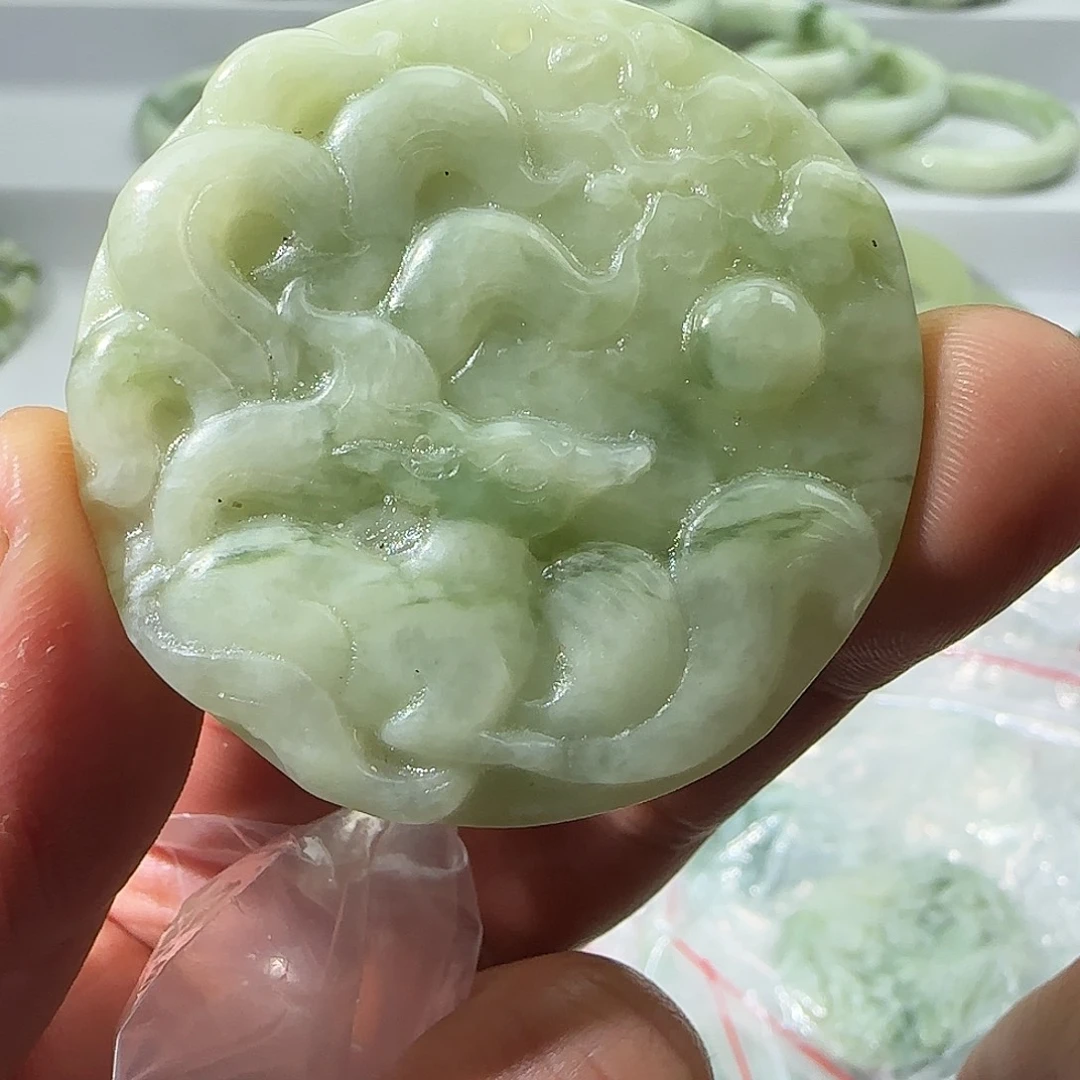 透闪石-蛇纹石玉未镶嵌颈饰