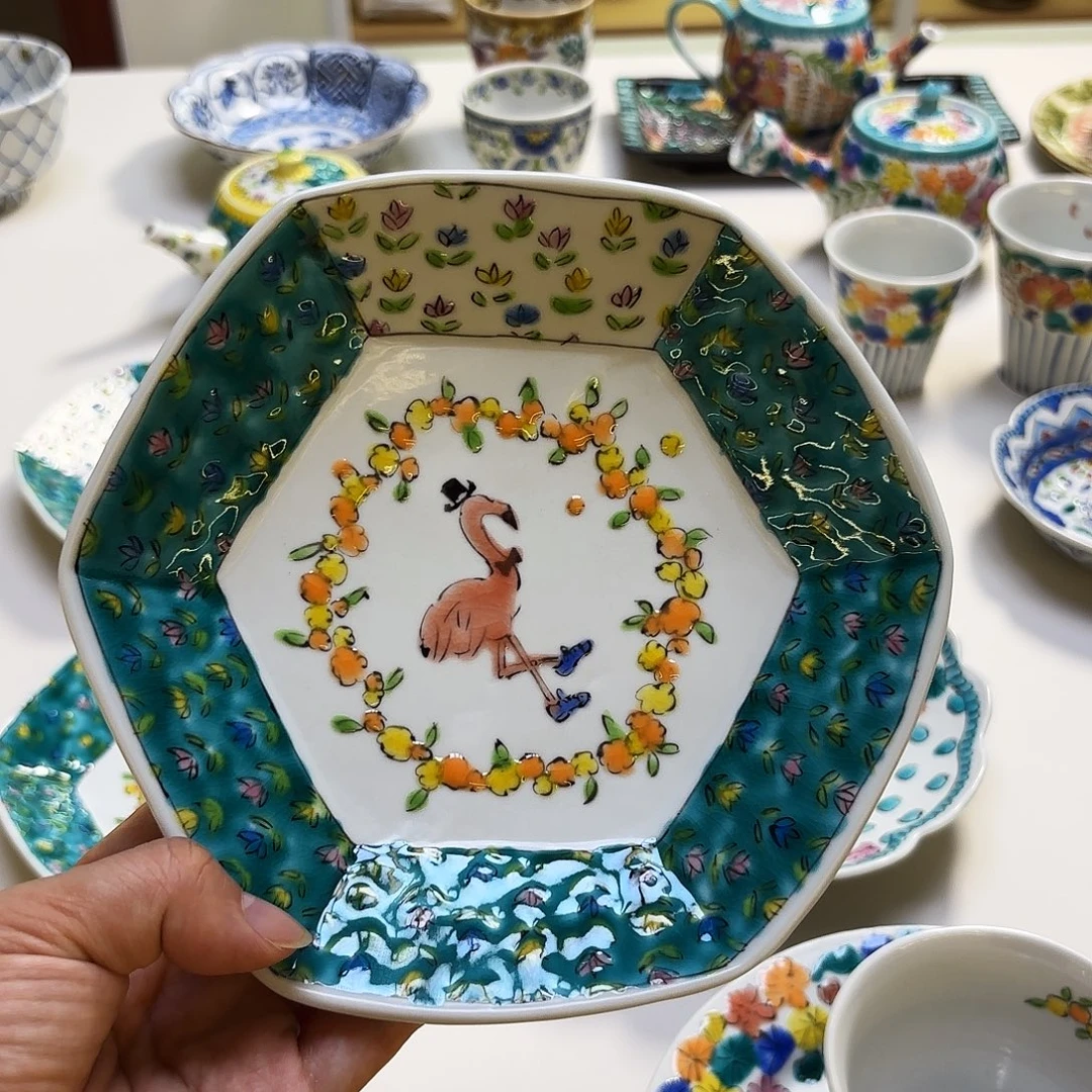 瓷盘子。