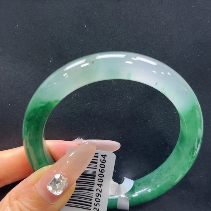 同***苑石英质玉（非洲翠）未镶嵌手镯