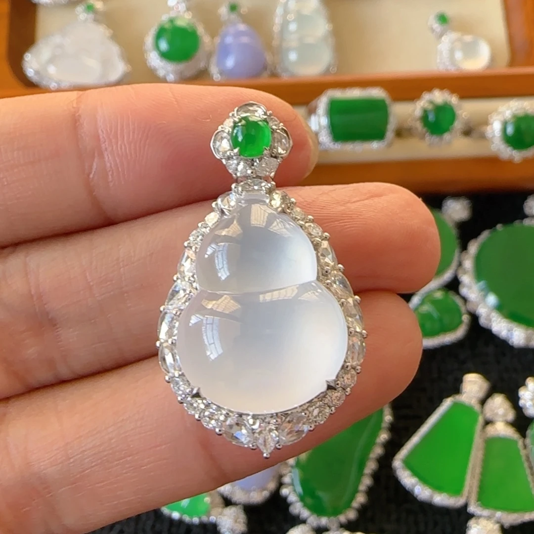 翡翠18K金镶嵌颈饰吊坠