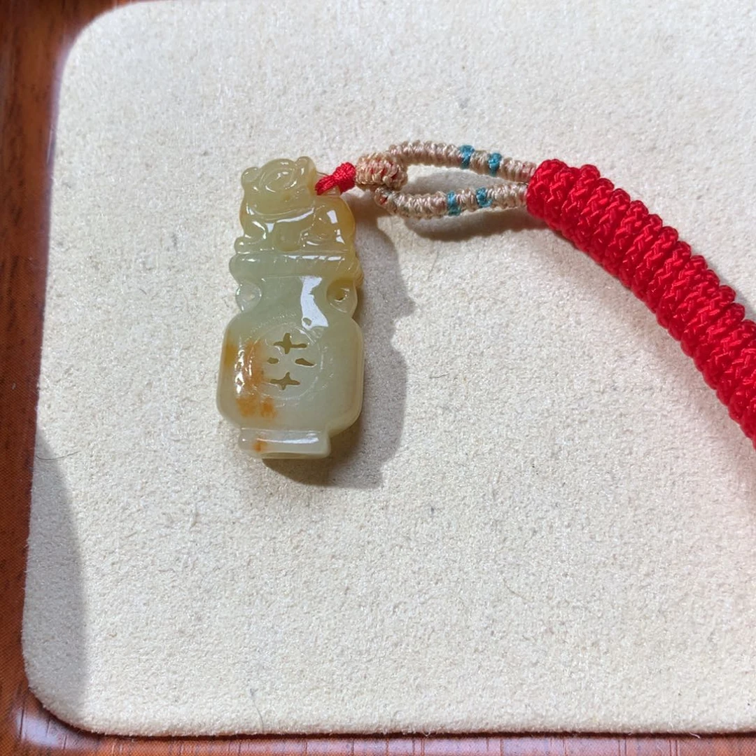 翡翠未镶嵌颈饰花瓶