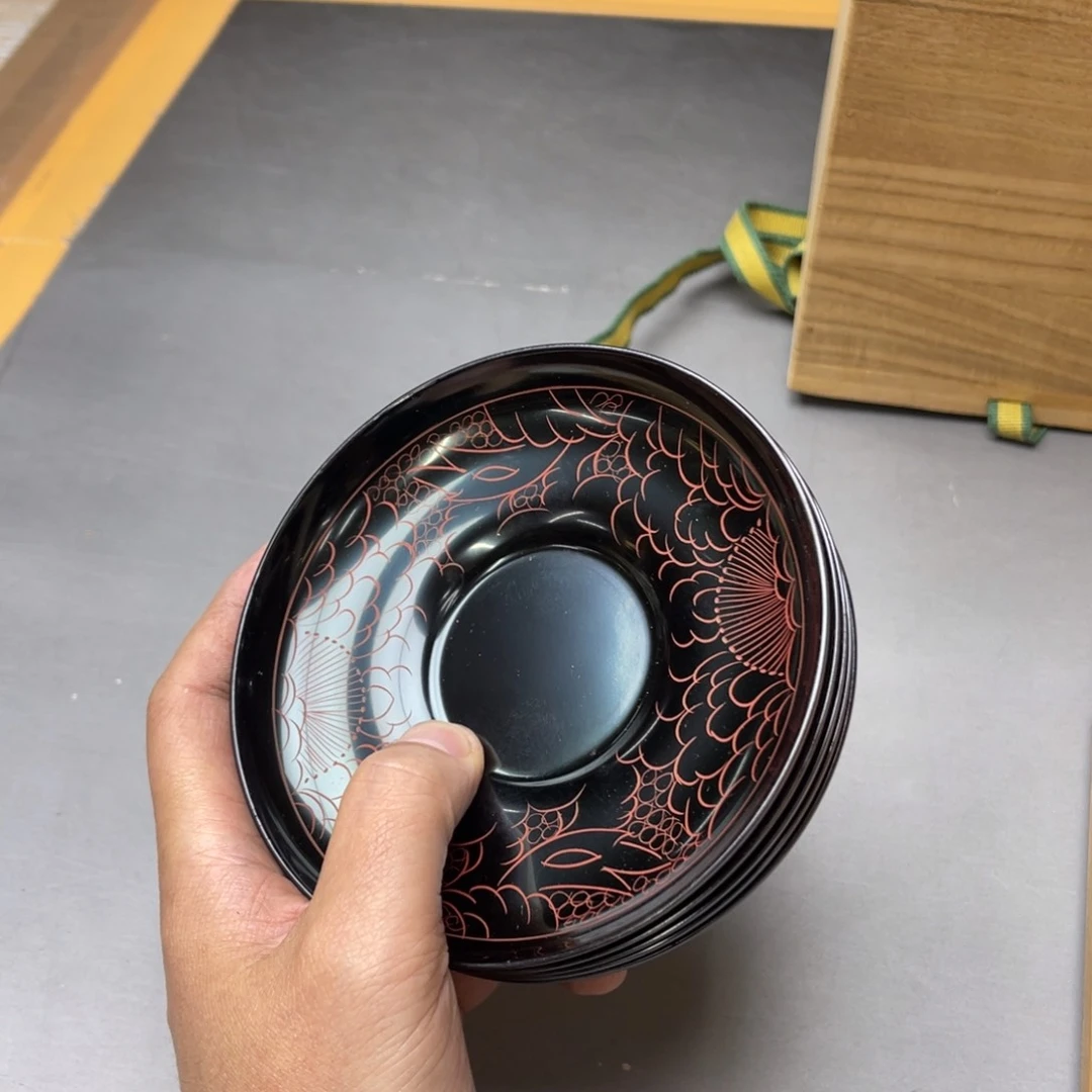 瓷片流*者密密麻麻地铺满